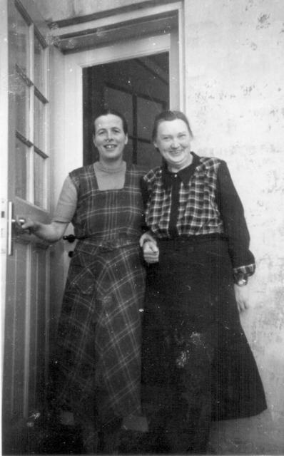 17  fru pastor Heinsen og Ingeborg Lund