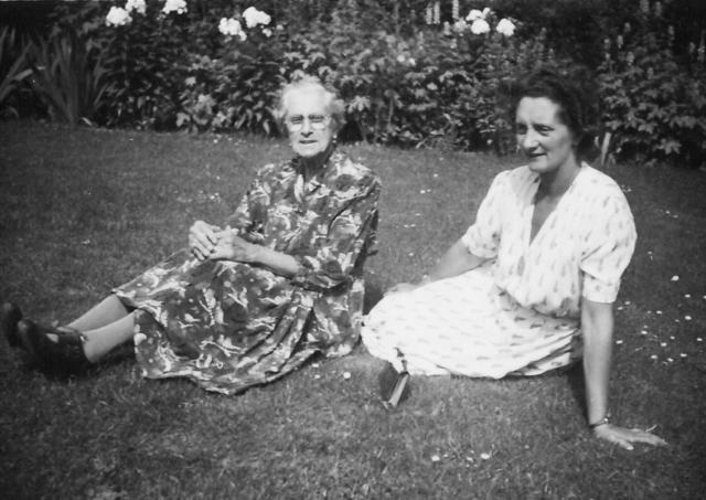 34 Fru Yde Poulsen og hendes mor