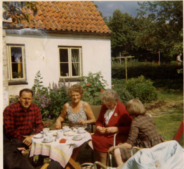 11 Kaj og Tove Ottesen i haven 1970